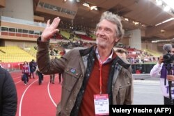 Sir James Arthur Ratcliffe saat menghadiri laga liga sepak bola Prancis L1 antara klub AS Monaco dan OGC Nice di Stadion Louis II di Monaco, 20 April 2022. (Foto: Valery Hache/AFP)