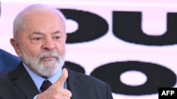 El presidente brasileño, Luiz Inácio Lula da Silva, gesticula durante una ceremonia para sancionar la ley que establece el Programa Escolar de Tiempo Completo en el Palacio Planalto en Brasilia, el 31 de julio de 2023.