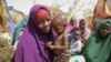 ARCHIVO - Nunay Mohamed, de 25 años, que huyó del área de Lower Shabelle afectada por la sequía, sostiene a su hijo desnutrido de un año en un campamento improvisado para desplazados en las afueras de Mogadiscio, Somalia, en junio de 2022.