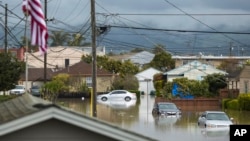 Autos parcialmente sumergidos por una inundación en Watsonville, California, el 11 de marzo de 2023.