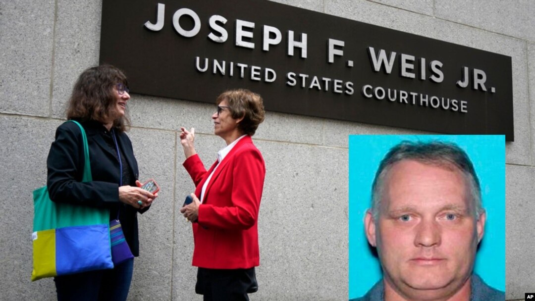 Ellen Surloff, a la derecha, vicepresidenta, y Jo Recht, presidente de la Congregación Dor Hadash, hablan frente al Palacio de Justicia de los Estados Unidos después de que Robert Bowers, extremo izquierdo, fuera declarado culpable, el viernes 16 de junio de 2023.