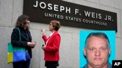 Ellen Surloff, a la derecha, vicepresidenta, y Jo Recht, presidente de la Congregación Dor Hadash, hablan frente al Palacio de Justicia de los Estados Unidos después de que Robert Bowers, extremo izquierdo, fuera declarado culpable, el viernes 16 de junio de 2023.