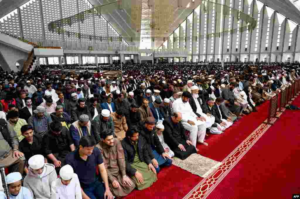 پاکستان کے دارالحکومت اسلام آباد کی فیصل مسجد میں جمعے کا ایک بڑا اجتماع ہوا۔