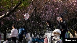 중국인 부모가 상하이의 한 공원에서 유모차를 밀고 있다.(자료사진)