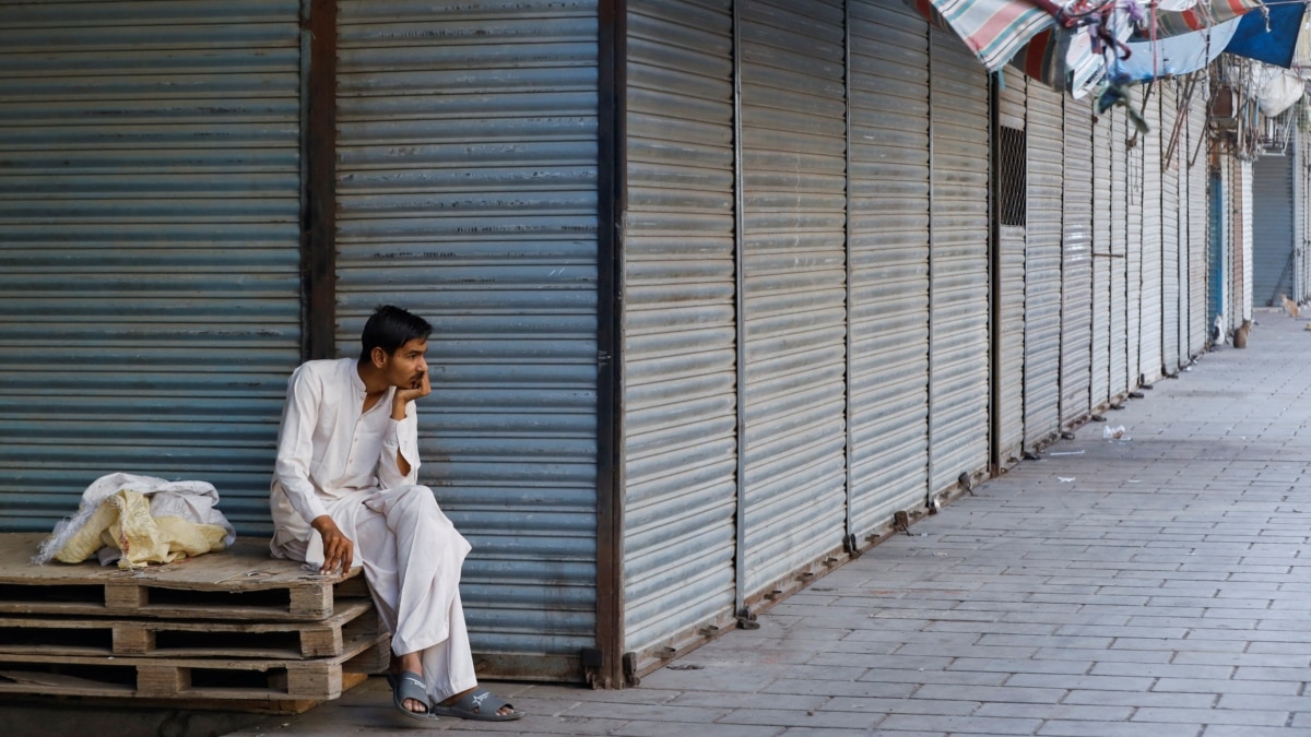 Pakistan's Economic Turmoil Worsens Amid IMF Bailout Delay