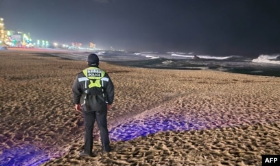 韩国海岸警卫队成员在面临日本海的江陵市海岸巡逻。（2024年1月1日）
