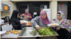 Un grupo de mujeres prepara la comida para romper el ayuno en el primer viernes del mes en el que se celebra el Ramadán, en Costa Rica.