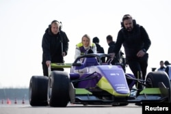 Jessica Hawkins mendorong mobilnya pada hari media menjelang musim perdana seri balap khusus wanita 'Seri W' di Lausitzring di Schipkau, Jerman, 16 April 2019. (REUTERS/Axel Schmidt)