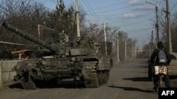 Ukrajinski vojnik vozi tenk u selu Chasiv Yar, u blizini grada Bakhmut u regionu Donbasa, 5. marta 2023.