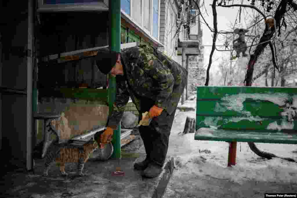 &ldquo;Estoy aquí desde 1945 y sigo aquí hoy&rdquo;, dijo Volodymyr&nbsp;Tkachenko, de 78 años, mientras alimentaba a&nbsp;un&nbsp;gato callejero. Muchos de los que permanecen en Lyman dicen que no desean abandonar el lugar donde algunos de ellos han vivido toda su vida. Algunos también dijeron que los alquileres en otras partes de Ucrania eran demasiado caros y por eso regresaron.