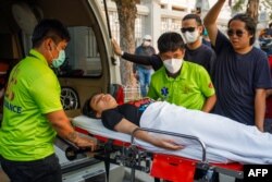Thai political activist Tantawan 'Tawan' Tuatulanon transported on a stretcher to continue a hunger strike outside Thailand's Supreme Court in Bangkok, Feb. 24, 2023. (Tanat Chayaphattharitthee / Thai News Pix/ AFP)