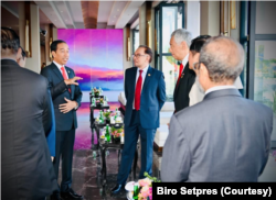 Presiden Jokowi berbincang-bintang dengan sejumlah kepala negara ASEAN di sela-sela KTT ASEAN. (Foto: Courtesy/Biro Setpres)