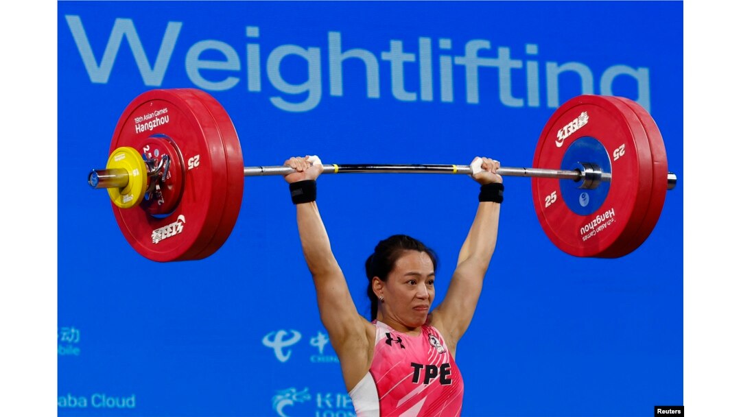 Kuo Hsing Chun dari Taipei beraksi pada kejuaraan angkat besi putri Grup A kelas 59 kilogram, pada ASIAN Games di Xiaoshan Sports Center Gymnasium, Hangzhou, China, 2 Oktober 2023. (REUTERS/Kim Kyung-Hoon)
