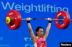 Kuo Hsing Chun dari Taipei beraksi pada kejuaraan angkat besi putri Grup A kelas 59 kilogram, pada ASIAN Games di Xiaoshan Sports Center Gymnasium, Hangzhou, China, 2 Oktober 2023. (REUTERS/Kim Kyung-Hoon)