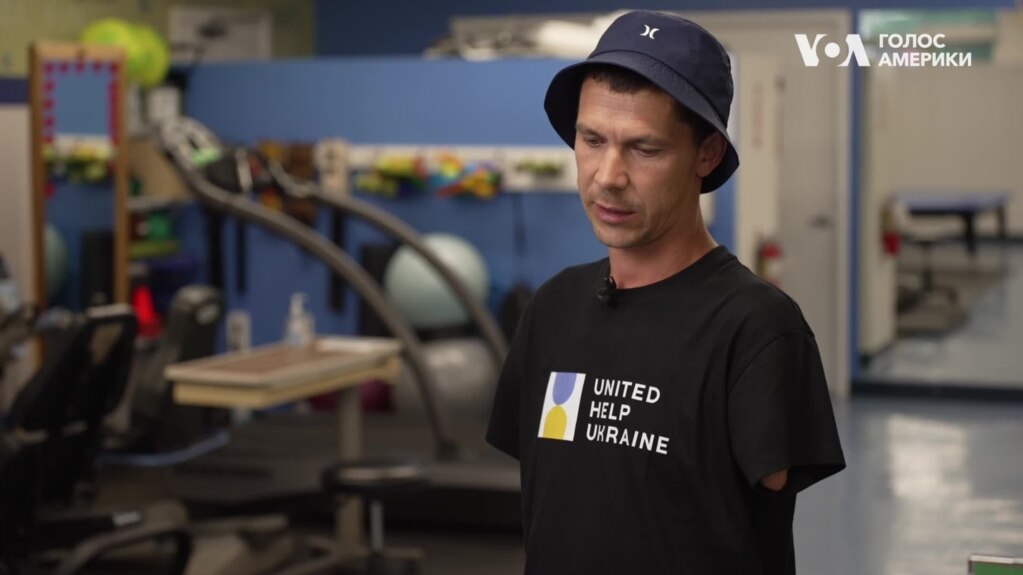 Український військовий вчиться управляти протезами після втрати обох рук у полоні “вагнeрівців”. Відео