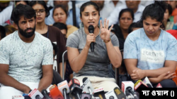 ভারতের কুস্তি ফেডারেশনের নির্বাচন আটকে গেল আইনি জটিলতায়, আন্দোলনরত কুস্তিগিরদের ভবিষ্যৎ নিয়ে অনিশ্চয়তা। 