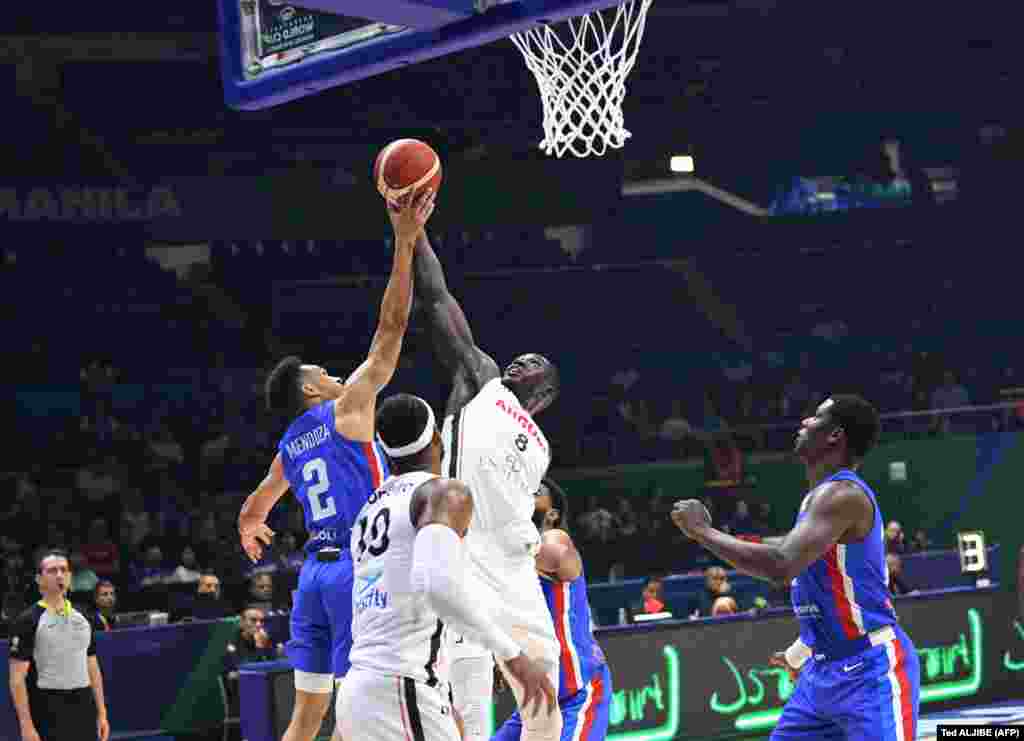 Rigoberto Mendoza Dela Rosa (e), da República Dominicana, disputa a bola com Jilson Bango (d) de Angola durante o jogo do A do Mundial de Basquetebol. Araneta Coliseum, Quezon City, Manila, Filipina. 29 agosto 2023