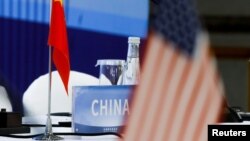 Bendera China dan AS terlihat dalam konferensi Perjanjian Non-Proliferasi Senjata Nuklir (NPT) dengan lima anggota tetap Dewan Keamanan PBB, yaitu China, Prancis, Rusia, Inggris, dan AS, di Beijing, China, 30 Januari 2019. (Foto: Reuters)