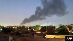 সুদানে দুই প্রতিদ্বন্দ্বী জেনারেলের বাহিনীর মধ্যে চলমান লড়াইয়ের সময় খার্তুমে ধোঁয়া ছড়িয়ে পড়ে। (৬ মে, ২০২৩)