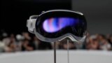 Очки Apple Vision Pro в демонстрационном зале кампуса Apple в Купертино, штат Калифорния, на ежегодной конференции разработчиков компании, 5 июня 2023 г. (Фото AP/Jeff Chiu)