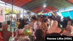 Para pengunjung memadati lokasi pasar Ramadan di Lapangan Sintuwu Maroso, Kabupaten Poso, Sulawesi Tengah, Kamis, 23 Maret 2023. (Foto: Yoanes Litha/VOA)