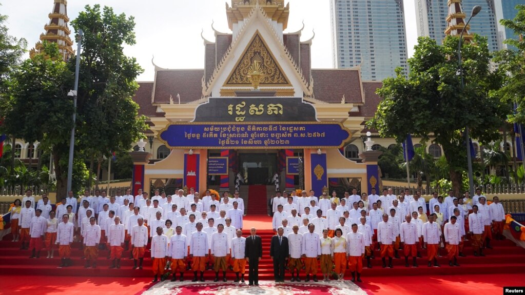 ព្រះមហាក្សត្រ ព្រះបាទ នរោត្តម សីហមុនី យាងថតរូបជាមួយមន្ត្រីរដ្ឋាភិបាល ក្នុងសម័យប្រជុំដំបូង សម្រាប់នីតិកាលទី ៧ នៃរដ្ឋសភា រាជធានីភ្នំពេញ ថ្ងៃទី ២១ ខែសីហា ឆ្នាំ ២០២៣។ 