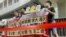 香港社民連4名成員，23條立法後首個五一勞動節到政府總部外請願，在警方以紅色膠帶圍封的示威區內拉横額及發言。(美國之音照片)