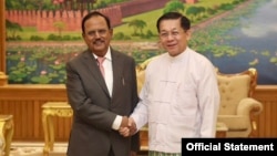 အိန္ဒိယအမျိုးသားလုံခြုံရေးအကြံပေး Ajit Doval စစ်ကောင်စီအကြီးအကဲနှင့် နေပြည်တော်မှာ တွေ့ဆုံနေစဉ်။