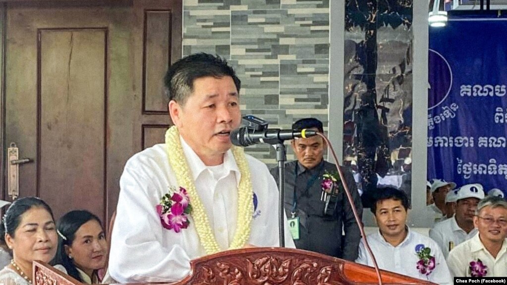 លោក​ ជា ប៉ូច​ គឺ​ជា​អតីត​សមាជិក​គណបក្ស​ជាតិ​ខ្មែរ ហើយ​បាន​ចូលធ្វើ​នយោបាយ​ជា​បន្ត​បន្ទាប់​ជាមួយ​គណបក្ស​ សម រង្ស៊ី​ និង​អតីត​គណបក្ស​សង្គ្រោះជាតិ​ ហើយ​បច្ចុប្បន្ន​លោក​ជា​សមាជិក​គណៈ​កម្មាធិការ​អចិន្ត្រៃយ៍​គណបក្ស​ភ្លើង​ទៀន។ (Facebook/Chea Poch)