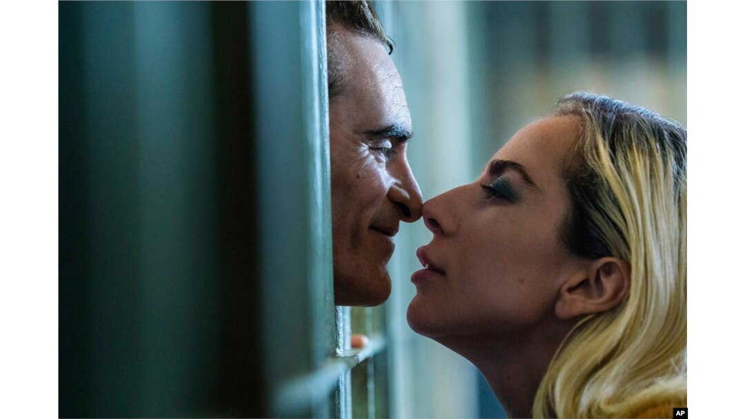 Joaquin Phoenix dan Lady Gaga dalam sebuah adegan film "Joker: Folie à Deux." (Niko Tavernise/Warner Bros. Pictures via AP)