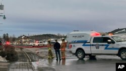 Tim unit gawat darurat berada di lokasi di mana dua orang pria tewas setelah sebuah truk pikap menabrak sejumlah pejalan kaki di Amqui, Quebec, Kanada, pada 13 Maret 2023. (Foto: CTV News via AP)