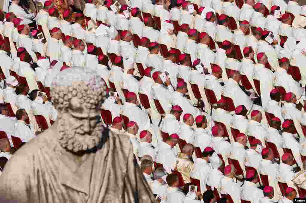 Members of clergy attend the Mass to open the Synod of Bishops led by Pope Francis, in St Peter&#39;s Square at the Vatican. REUTERS/Guglielmo Mangiapane&nbsp;