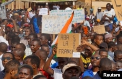 Demonstranti se okupljau da bi podržali vojnike pučiste u glavnim gradu Nijameju, Niger, 30. jula 2023.