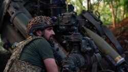 จนท.กองทัพยูเครนรายหนึ่งกำลังเตรียมยิงปืนใหญ่ฮาววิตเซอร์ เข้าใส่กองกำลังรัสเซีย ในเขตปกครองดอแนตสก์ เมื่อ 1 พ.ค. 2567