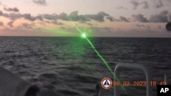 资料照：菲律宾海警队公布2023年2月6日中国海警船向菲律宾补给船照射“军用级”激光的照片。