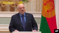 Prezidan Byelorisi a Alexander Lukashenko pandan yon diskou nan Minsk, 27 Jyen 2023. 