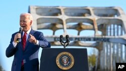 El presidente Joe Biden habla en el puente Edmund Pettus en Selma, Alabama, el 5 de marzo de 2023, para conmemorar el 58 aniversario del "Domingo Sangriento", un evento histórico del movimiento de derechos civiles de EEUU.