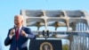 Presiden AS Joe Biden berbicara di jembatan Edmund Pettus Bridge di Selma, Alabama, pada 5 Maret 2023, untuk memperingati peristiwa “Minggu Berdarah,” sebuah peristiwa penting dalam gerakan hak sipil di AS. (Foto: AP/Julie Bennett)