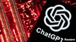 有ChatGPT標識的智能手機放置在計算機主板上。