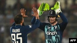 শের-ই-বাংলা জাতীয় ক্রিকেট স্টেডিয়ামে বাংলাদেশ ও ইংল্যান্ডের মধ্যে দ্বিতীয় একদিনের আন্তর্জাতিক ক্রিকেট ম্যাচে বাংলাদেশের সাকিব আল হাসানকে আউট করার পর ইংল্যান্ডের অধিনায়ক জস বাটলার এবং আদিল রশিদ একে অপরকে এভাবে অভিনন্দন জানান। ৩ মার্চ,২০২৩। (ছবি মুনির উজ জামান / এএফপি)