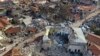 Warga Turki melewati masjid bersejarah Habib Najjar yang hancur saat gempa dahsyat, di kota tua Antakya, Turki, Sabtu, 11 Februari 2023. (Foto: AP)