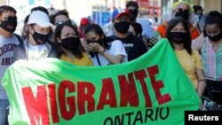 ARCHIVO - Migrantes, refugiados, trabajadores indocumentados y sus simpatizantes se manifiestan frente a la oficina del Ministro de Inmigración de Canadá, Marco Mendicino, en Toronto, Ontario, Canadá, el 4 de julio de 2020.