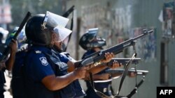 Polisi menembakkan peluru karet dalam upaya membubarkan aktivis Partai Nasionalis Bangladesh (BNP) saat mereka berupaya memblokir jalan raya di Araihazar, sekitar 40 km dari Dhaka, 31 Oktober 2023. (Foto: AP)