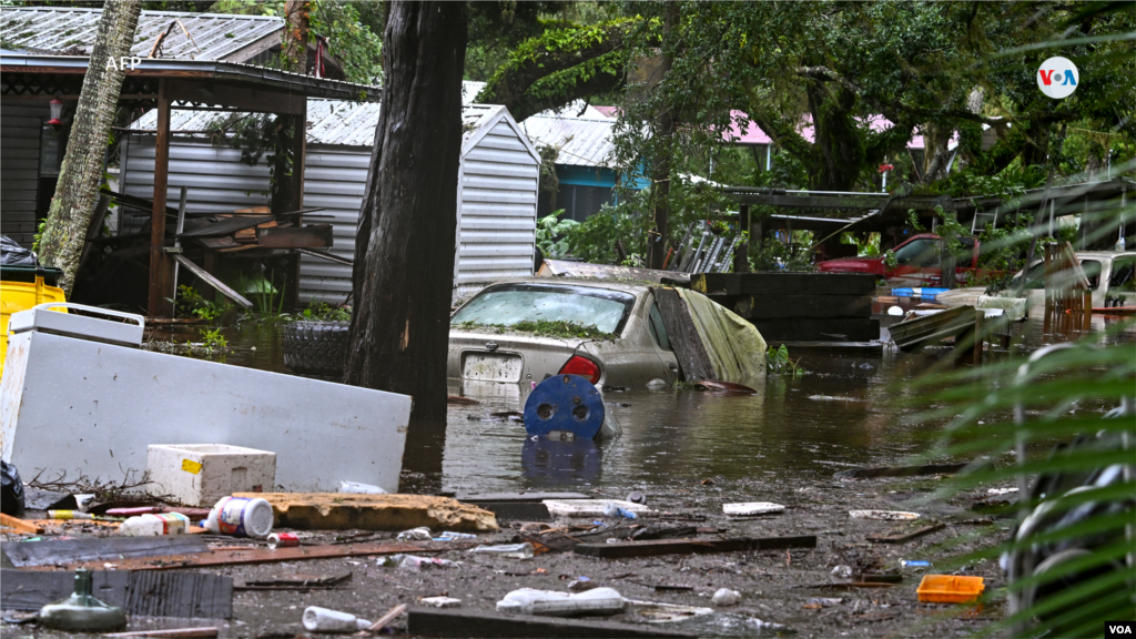 Imagen del patio trasero de una casa inundada en Steinhatchee, Florida.