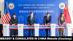 美国驻中国大使伯恩斯（左二）在武汉主持美国驻武汉总领事馆新馆落成仪式。(2024年3月28日)