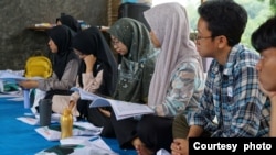 Sejumlah peserta tampak mendengarkan pemateri dalam program Bengkel Hijrah Iklim yang digelar di Pondok Pesantren Ekologi Miskyat Al-Anwar, Bogor, Jawa Barat, pada 17-21 Oktober 2022. (Foto: Courtesy of MOSAIC)