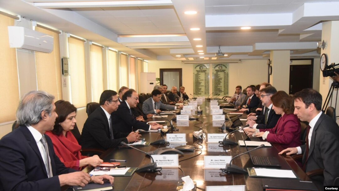 Menteri Keuangan Pakistan Muhammad Aurangzeb dan Nathan Porter, kepala misi IMF di Pakistan, melakukan pembicaraan di Islamabad, 14 Maret 2024. 