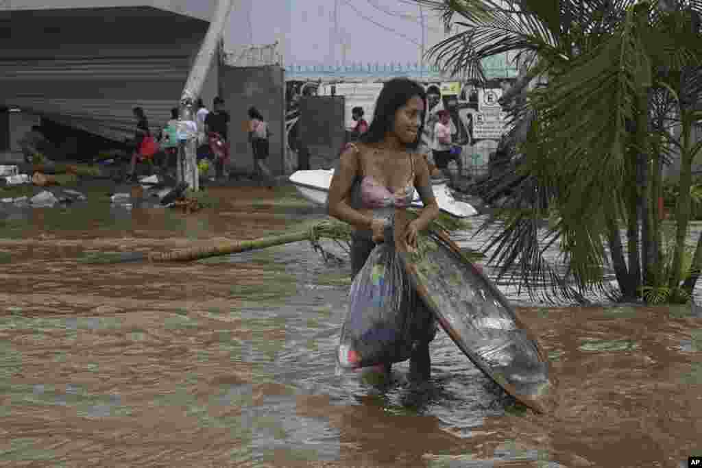 Habitantes de Acapulco, ciudad donde se levantan viviendas de lujo y vecindarios muy pobres, buscaron abastecerse de víveres y artículos de primera necesidad, así como rescatar algunas pertenencias.