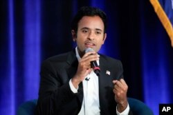 美国共和党总统候选人竞选者拉马斯瓦米（Vivek Ramaswamy）在密西根州举行的集会上讲话。（2023年8月14日）