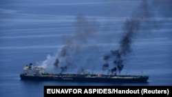 Asap mengepul dari kapal tanker berbendera Yunani, Sounion, di Laut Merah pada 25 Agustus 2024. Kapal tersebut telah terbakar sejak 23 Agustus 2024. (Foto: EUNAVFOR ASPIDES/Handout via Reuters)